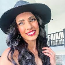 Nikki Moser's Instagram, Twitter & Facebook