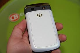 White BlackBerry Bold 9700 Gets Unboxed ...