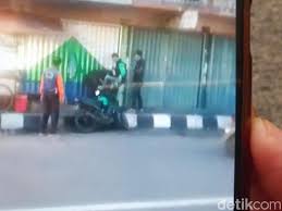 Berikut ini mengenai ayang prank ojol dan miss a prank ojol link full video. Polisi Tahan Tiga Driver Ojol Yang Keroyok Pemuda Sukabumi