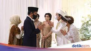 Gabungan unsur tradisional dan properti serba glamor jadi tampak unik. Zblb1ipmo Qe9m