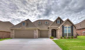 Simmons Homes Dawson Plan Premier Elevation New Homes Tulsa Ok 2 207 Sq Ft Light Colored Brick Exter Custom Home Builders Exterior Brick New Homes