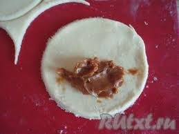 как приготовить сладкую начинку для пирожков чтобы она не вытекала Na Odnu Polovinku Kruzhochka Vylozhit Primerno 0 5 Chajnoj Lozhki Varenoj Sgushenki So Sgushenkoj Luchshe Ne Pereborshit Chtoby Vo Vremya Vype Kulinariya Recepty Yabloki