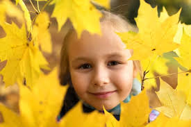 Young girl with camera in autumn park — Stock Photo © muro #7459124