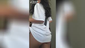 Latina荡妇在tik tok制作的视频中展示了她的大屁股。这个妓女脱下来，有一个非常热的屁股，让你想他妈的。