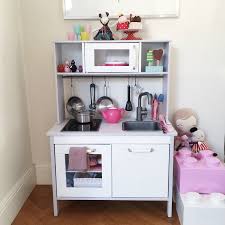 Valerie Hat Eine Neue Kuche Der Klassiker Die Ikea Duktig Kinderkuche Ist Bei Uns Eingezogen Man Muss Es Sagen Einfach Die Kinderkuche Ikea Hack Ikea Kids