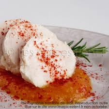 La papillote n'a pas le monopole de la cuisson légère. Medaillons De Poulet Sauce Mangue Et Piment D Espelette Les Epices Rient