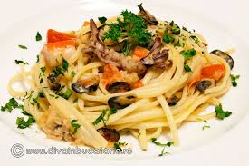 O reteta clasica, simpla si foarte buna de spaghetti cu fructe de mare, potrivite pentru o masa, sau cina deosebita. Paste Cu Fructe De Mare Diva In Bucatarie