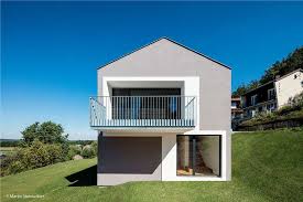 Fur Die Aussere Gestaltung Wahlten Die Architekten Eine Hellgraue Putzfassade Mit Leicht Vorspringenden Asymmetri Haus Architektur Architekt Fassadengestaltung