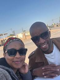 Mia and James live at Azura! Great harmonies 🎶🎸