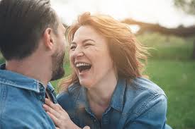 Wann immer frauen subtil die körpernähe eines mannes suchen, kann dies als flirt interpretiert werden. Richtig Flirten Mit Diesen Tipps Gelingt Es