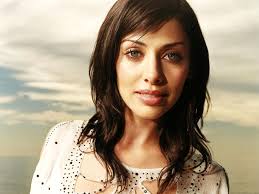 Natalie imbruglia is an australian musician who was made famous as beth brennan in neighbours. Natalie Imbruglia Ehemann Vermogen Grosse Tattoo Herkunft 2021 Taddlr