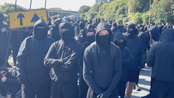 Port of Dover delays: Disruption as masked 'stop the boats' protesters block roads - BBC News