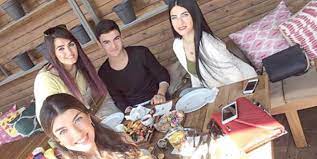 Oyuncu aslıhan güner, instagram hesabından kız kardeşleriyle fotoğraf paylaştı. Tanistirayim Kardeslerim Olay Gazetesi Bursa