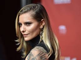 The actress can't contain herself with a song by metallica and starts headbanging like a pro. Sophia Thomalla In Hautengem Outfit Doch Ein Satz Verwirrt Ich Werde Stars