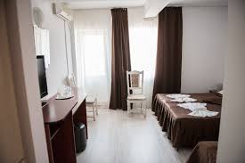 Sala de conferinte, jacuzzi (gratuit) , piscina acoperita grand hotel dispune de un restaurant cu terasa, avand capacitate 200 locuri, categoria 3 stele. Dynes Eforie Nord Romania