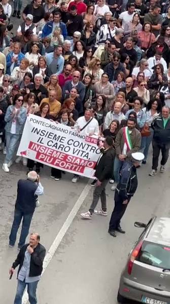 Pontecagnano Faiano, sindaco e negozi dalla parte dei tir, Faiano ha risposto presente questa mattina alla mobilitazione contro il caro vita, con una partecipazione che ha coinvolto commercianti, ...