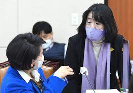 윤미향 더불어민주당 의원이 최근 올렸다 삭제한 와인 모임 사진. ìœ¤ë¯¸í–¥ ì™€ì¸ëª¨ìž„ ë…¼ëž€ì— ì‚¬ë ¤ ê¹Šì§€ ëª»í–ˆë‹¤ ë°©ì—­ì§€ì¹¨ì€ ì¤€ìˆ˜ ë„¤ì´íŠ¸ ë‰´ìŠ¤