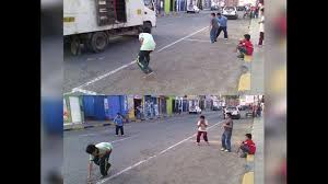 Un niño que no sale y se divierte solo, con aparatos en casa, puede ser un adulto. Whatsapp Ninos Son Captados Jugando Trompo En Plena Pista En Chimbote Rpp Noticias