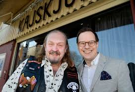 Danne har sjungit låten som hyllar den skånsktalande flickan, medverkat i ett av sveriges mest kända dansband och haft flera låtar på svensktoppen. For Forsta Gangen Tar Lasse Stefanz Sin Unika Krogshow Exclusive De Forsta Ljuva Aren Till Goteborg Och Kajskjul 8 Werecki Promotion Company