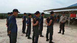 Hubungi nomor telepon pada perangkat mobile lain. Polsek Lumar Latih Baris Berbaris Satpam Pt Psa Tribun Pontianak