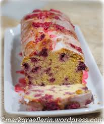 Himbeer Vanille Cake Mit Gin Puderzuckerguss Puderzuckerguss Himbeeren Und Kuchen