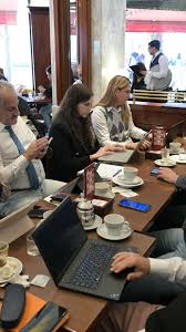 Varios de los reporteros afectados denunciaron a través de sus redes sociales que la sala de prensa permanece cerrada desde la mañana.