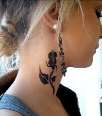 Por eso es importante que antes de dar el paso y tatuarte eches un vistazo a las distintas fotos para ver cómo quedan los tatuajes, qué diseño es mejor para ti, en qué parte del cuerpo quieres hacértelo, qué colores quieres utilizar, qué tamaño es el adecuado para tu tattoo… son elementos importantes que debes de tener en cuenta. Aku Laku Tattoos En El Cuello Mujer