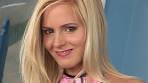 Extrem kleintittiges Amateur Girl beim Blow Job