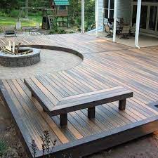 Other decks take on the shapes of leaves, with stems and veins picked out by differently colored boards. Top 60 Der Besten Hinterhof Deck Ideen Holz Und Composite Decking Designs Patio Deck Designs Deck Designs Backyard Small Backyard Decks