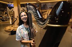Kita tahu dua jenis gitar harpa akustik dan listrik. Museum Musik Dunia