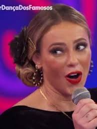 Atriz fez novo corte e está usando um loiro manteiga, com contraste castanho claro para iluminar. Usmv Kigebwsym