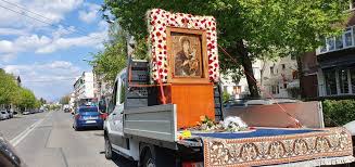 Oamenii se bucură că se vor putea ruga la icoana făcătoarei de minuni a fecioarei maria. Icoana Facatoare De Minuni A Maicii Domnului De La Manastirea Nicula A Ajuns La Bistrita Foto Video