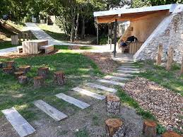charmant petit lavoir ancien en pierre massive atelier alain bidal materiaux anciens en provence jardiniere en pierre lavoir pierre deco