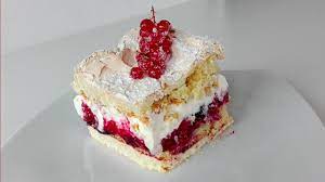185 gramm butter 150 gramm zucker 3 eigelbe 75 milliliter milch 200 g. Himbeer Baiser Schnitten Mit Eierlikor Kuchenrezepte Mit Eierlikor Verpoorten