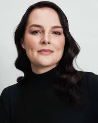 Lisa Tune's Instagram, Twitter & Facebook