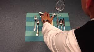Frühzeitig mit der planung beginnen. Tisch Richtig Eindecken Tisch Eindecken Lernen Youtube