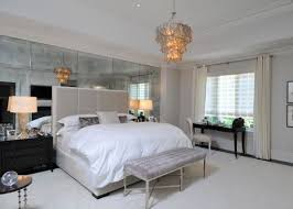 Verspiegelte Wand Und Ein Bescheidener Sitzbank Haus Dekoration Innenarchitektur Wand Hinter Bett Schlafzimmer Wandspiegel