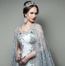 Model gaun yang simple dipadu dengan warna yang kalem dan lembut merupakan dua hal. Izara Aishah Pengantin Paling Cantik Di Malaysia