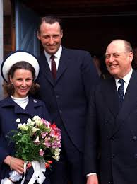 Det var først da biografien om dronning sonja kom ut i 2012 dronningen valgte å snakke åpent om at søsteren gry henriksen hadde tatt sitt eget liv i 1970. Kong Harald Og Dronning Sonja Gift I 50 Ar Slik Var Deres Kamp For Kjaerligheten Spesial