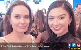 Starting her career in entertainment, she best known as one of the contestants of puteri indonesia 2008. Kece Mana Raline Shah Atau Angelina Jolie Jpnn Com