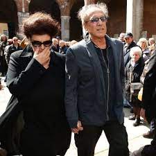 Adriano celentano ist seit 1963 mit der italienischen sängerin claudia mori verheiratet. Adriano Celentano Die Wahrheit Uber Seine Lesbische Tochter Bunte De