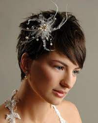 Brautfrisuren Fur Kurze Haare Haarschnitt Ideen Und Accessoires Brautfrisur Kurze Haare Hochzeitsfrisuren Kurze Haare Braut Kurzes Haar