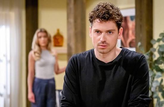 Rückblick Larissa und Kilian Teil 4585 - Kilian kann seine Wut nicht  zurückhalten und konfrontiert Larissa mit ihrer Lüge. Bildquelle: ARD / WDR  / Christof Arnold / @sturm_der_liebe #sturmderliebe#sdl
