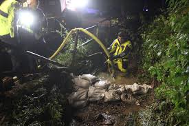 Es sei „massiv feuerwehr im einsatz. Unwetter Im Rhein Sieg Kreis L333 Komplett Gesperrt Keller Und Garagen Laufen Voll Kolner Stadt Anzeiger
