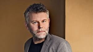 Arne Dahl: "Wir zoomen auf das Kleine, um nicht verrückt zu werden"