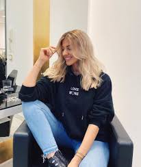 Sarah joined the cabinet office in july 2020 from the department for business, energy and industrial strategy (beis) where she had. Brandneuer Look Sarah Harrison Tragt Ihre Haare Nun Kurzer Promiflash De