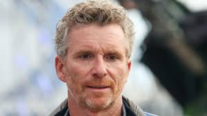 Denis brogniart vit en grande banlieue parisienne, loin du vacarme parisien avec sa compagne le 20 juin 2020, denis brogniart annonce quitter la présentation de l'émission auto moto de tf1. Denis Brogniart Koh Lanta Il N A Pas D Alliance Forte L Animateur Balance Tout Ce Qu Il Pense De Claude