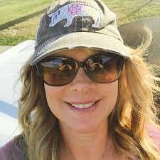 Laurie Earls's Instagram, Twitter & Facebook