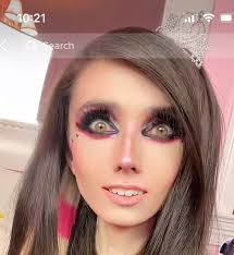 Wtf happened to her chin : r/EUGENIACOONEY