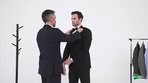 Vestir para una boda siempre suele ser una de esas tareas que se nos antojan harto complicadas. Como Vestirse Para Una Boda De Noche Moda Hombre Youtube